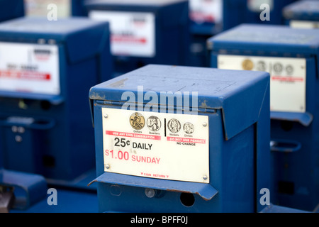 Lignes de l'excédent de boîtes à journaux s'asseoir dans une ruelle derrière un immeuble à Rogers, l'arche. Banque D'Images