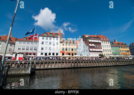 Une vue sur le canal de Nyhavn et bâtiments dans le port de Nyhavn, Copenhague, Danemark. Banque D'Images