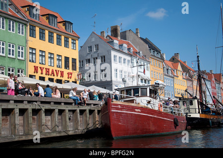 Une vue sur le canal de Nyhavn et bâtiments dans le port de Nyhavn, Copenhague, Danemark. Banque D'Images