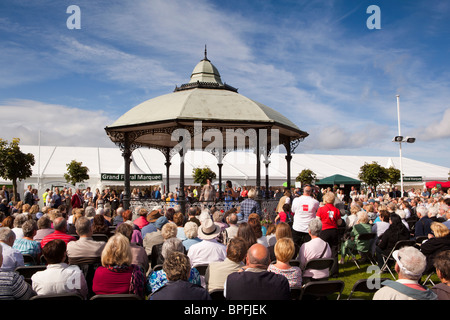 Royaume-uni, Angleterre, Merseyside, Southport Flower Show, Victoria Park, actrice Suranne Jones faire de discours d'ouverture Banque D'Images