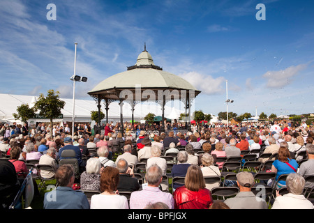 Royaume-uni, Angleterre, Merseyside, Southport Flower Show, Victoria Park, actrice Suranne Jones faire de discours d'ouverture Banque D'Images