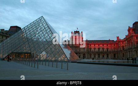 Paris - Louvre par le coucher du soleil Banque D'Images