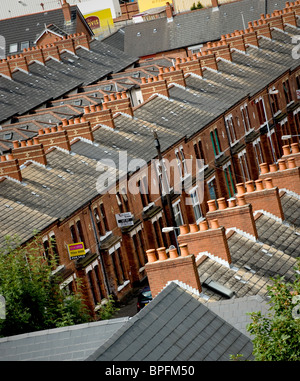 Les toits en ardoise sur maisons victorienne avec terrasse Banque D'Images