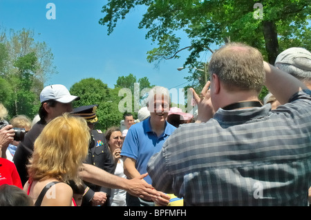 L'ancien président américain Bill Clinton, serre la main au milieu d'une foule souriante après le Memorial Day Parade dans sa ville natale Chappaqua NY Banque D'Images