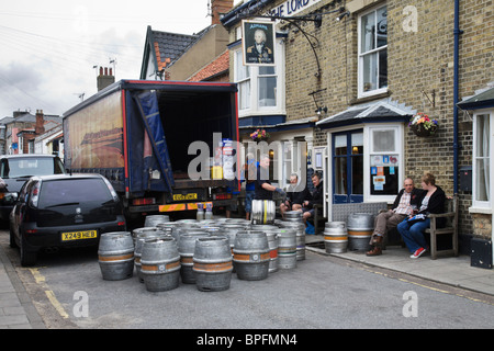 Un camion de bière Adnams livrer barils pour le Lord Nelson, à Southwold. Banque D'Images