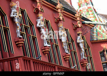 Quatre statues des empereurs Habsbourg sur l'avant de l'Historisches Kaufhaus, ou commerçants historiques Hall, Freiburg, Allemagne Banque D'Images