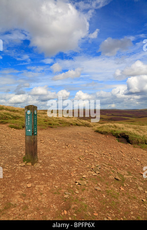 Post de marqueur à la jonction de la Pennine Way et Snake Path, Ashop Moor sur Kinder Scout, Derbyshire Peak District National Park, Angleterre, Royaume-Uni. Banque D'Images