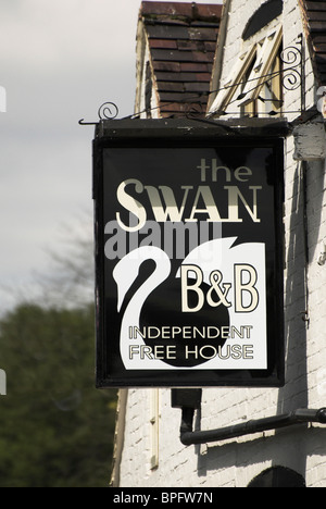 Le Swan Public House sign - Ironbridge, Shropshire. Banque D'Images