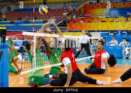 Beijing, Chine 8 septembre 2008: Le Brésil (vert) prend la République islamique d'Iran (rouge) dans l'action préliminaire de volleyball assis des hommes à l'Ere Banque D'Images