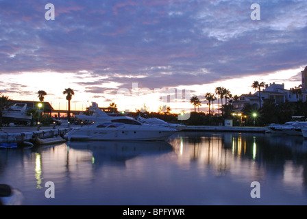 Bateaux dans le port au coucher du soleil, Puerto Cabopino, Marbella, Costa del Sol, la province de Malaga, Andalousie, Espagne, Europe de l'Ouest. Banque D'Images