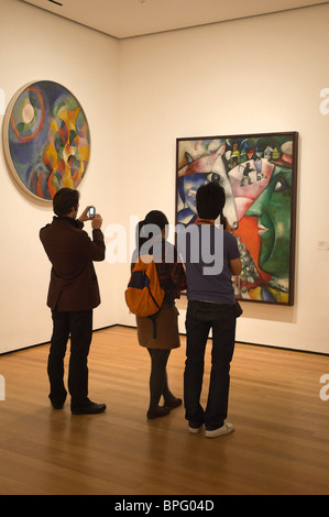 Les clients et les œuvres d'art au Musée d'Art Moderne, New York City Banque D'Images