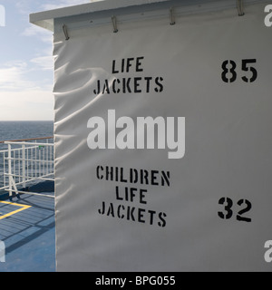 Les gilets de sauvetage à bord d'un ferry de croisière de stockage Banque D'Images