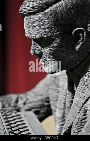 L'Alan Turing sculpture de l'artiste Stephen électrique sur l'affichage à Bletchley Park près de Milton Keynes, Buckinghamshire, Angleterre Banque D'Images