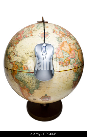 Souris d'ordinateur accroché sur un globe de la terre Banque D'Images