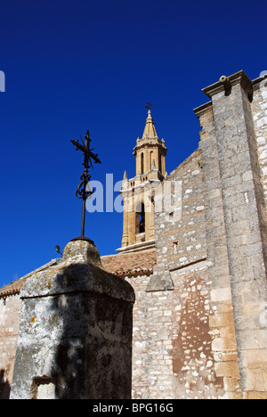 Église avec croix métallique sur un pilier en pierre au premier plan, Estepa, Province de Séville, Andalousie, Espagne, Europe de l'Ouest. Banque D'Images