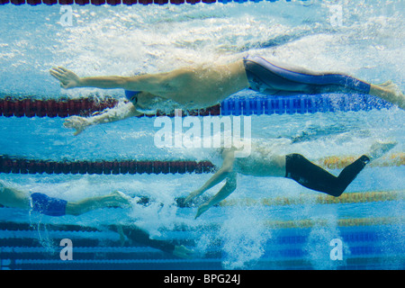 Vue sous-marine des hommes 100 mètres papillon la chaleur dans le Cube d'eau extérieure aux Jeux paralympiques de Beijing, Chine Banque D'Images