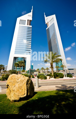 L'Emirates Towers sur Sheikh Zayed Road dans le centre financier de Dubaï, Emirats Arabes Unis, EMIRATS ARABES UNIS Banque D'Images