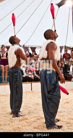 Les jongleurs Bichu et Bibi Tesfarmarium effectuant à Gifford's Circus Banque D'Images