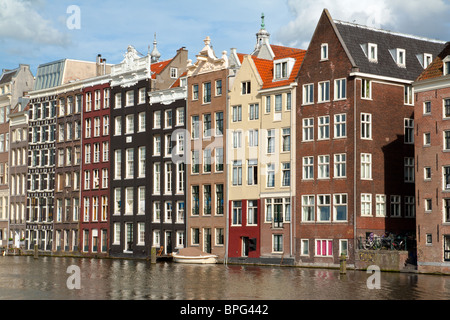 17e et 18e siècle vieux maisons en briques le long d'un canal à Amsterdam, Hollande. Banque D'Images