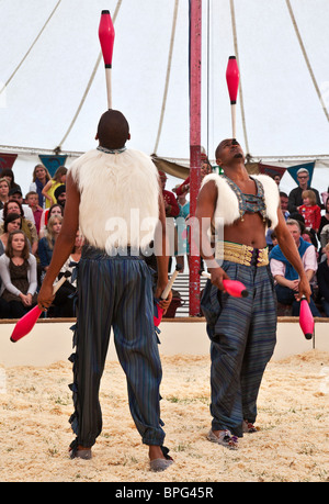 Les jongleurs Bichu et Bibi Tesfarmarium effectuant à Gifford's Circus Banque D'Images