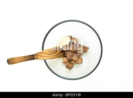 Mélange à gâteau tasse de beurre, lait et barre de chocolat avant de fondre dans un bol. Banque D'Images
