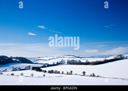 Un beau paysage d'hiver enneigé,vue,ou sur la scène des bas dans le Wiltshire, England, UK Banque D'Images