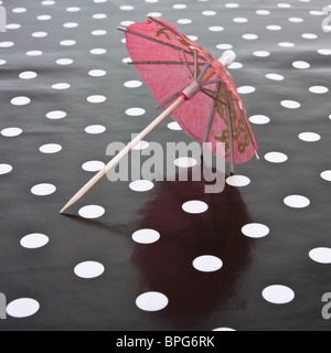 Parapluie Cocktail sur fond bleu à pois bas de la perspective. Banque D'Images