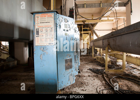 Ouvrir les portes en bleu un vieux four malt usine panneau de commande et l'interrupteur d'isolement. L'asphyxie et de décharge électrique poster Banque D'Images