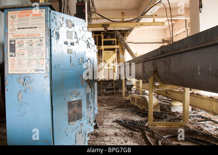 Ouvrir les portes en bleu un vieux four malt usine panneau de commande et l'interrupteur d'isolement. L'asphyxie et de décharge électrique poster Banque D'Images