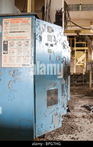 Ouvrir les portes en bleu un vieux four malt usine panneau de commande et l'interrupteur d'isolement. L'asphyxie et de décharge électrique poster Banque D'Images