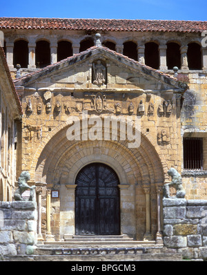 Église du xiie siècle de Colegiata, Santillana del Mar, Cantabria, ESPAGNE Banque D'Images