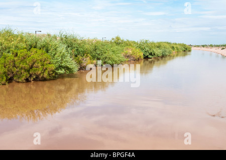 Les eaux pluviales sont collectées dans des bassins de ruissellement dans un quartier résidentiel. Banque D'Images