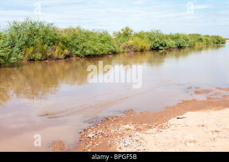 Les eaux pluviales sont collectées dans des bassins de ruissellement dans un quartier résidentiel. Banque D'Images