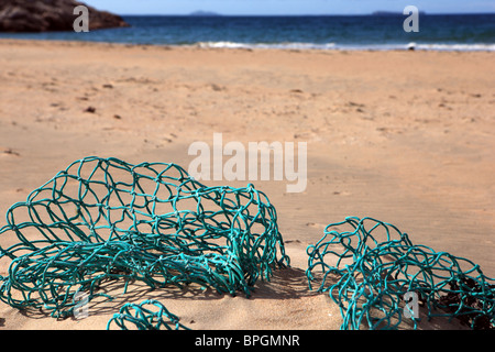 Filet de pêche sur une plage de sable fin Banque D'Images