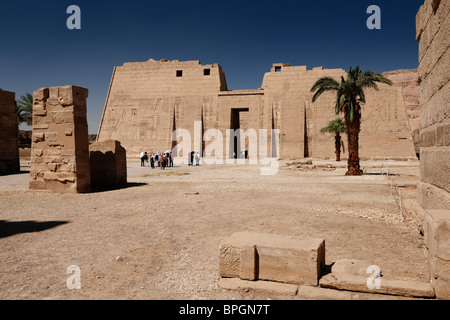 Premier pylône à l'intérieur de temple funéraire de Ramsès III à Medinet Habou, Louxor, Thèbes, en Egypte, en Arabie, en Afrique Banque D'Images