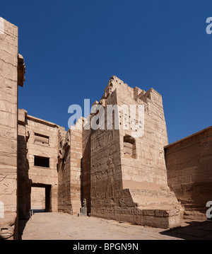 République gate, temple funéraire de Ramsès III à Médinet Habou temple de Ramsès III, Luxor, Egypte, Arabie, Afrique du Sud Banque D'Images