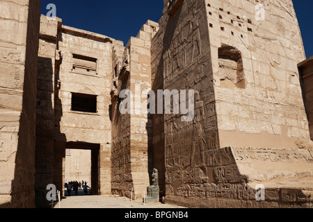 République gate, temple funéraire de Ramsès III à Médinet Habou temple de Ramsès III, Luxor, Egypte, Arabie, Afrique du Sud Banque D'Images