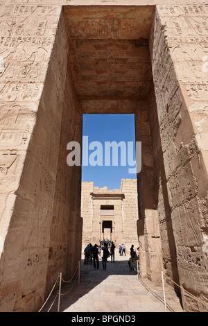 Premier pylône à l'intérieur de temple funéraire de Ramsès III à Medinet Habou, Louxor, Thèbes, en Egypte, en Arabie, en Afrique Banque D'Images