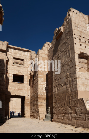 République gate, temple funéraire de Ramsès III à Médinet Habou temple de Ramsès III, Luxor, Egypte, Arabie, Afrique du Sud Banque D'Images