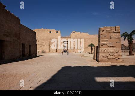 Premier pylône à l'intérieur de temple funéraire de Ramsès III à Medinet Habou, Louxor, Egypte, Afrique du Sud Banque D'Images