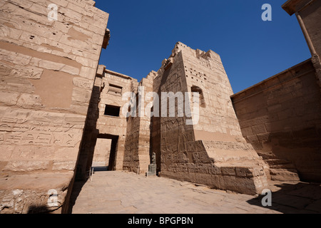 République gate, temple funéraire de Ramsès III à Médinet Habou temple de Ramsès III, Luxor, Egypte, Arabie, Afrique du Sud Banque D'Images