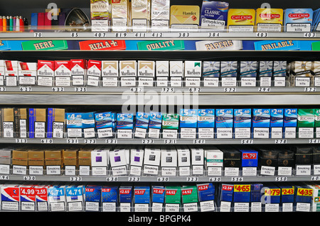 Les cigarettes en vente dans un magasin, au Royaume-Uni. Banque D'Images