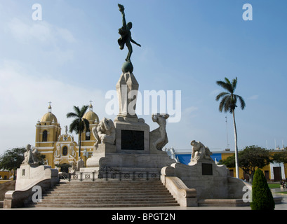 Le Pérou. La ville de Trujillo. Plaza de Armas et le monument de l'indépendance. Banque D'Images