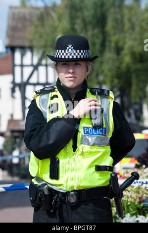 Vue avant du WPC femme agent de police garde la scène de crime dans le centre-ville de Hereford, Royaume-Uni. Ne pas traverser la ligne de police. Maison ancienne. Banque D'Images