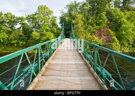 Passerelle de Dryburgh à St Boswells sur la rivière Tweed, Scottish Borders. Le Saint Cuthbert's Way jupes après le pont Banque D'Images