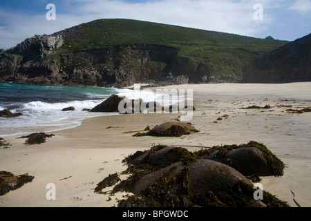 Portheras Cove est un délicieux, près de plage privée près de Pendeen, Cornwall, UK Banque D'Images