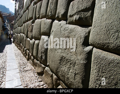 Le Pérou. Cusco. Pierres incas. Hatun Rumiyoc street. Banque D'Images