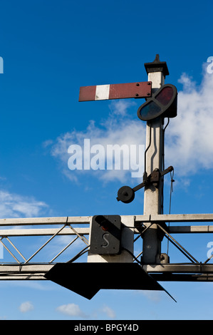 Un vieux chemin de fer traditionnel sémaphore Signal indiquant l'arrêt des trains à Banque D'Images