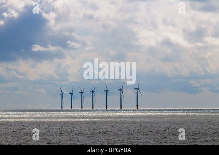 Éoliennes au large de Gunfleet Sands vu de Clacton On Sea Essex une station balnéaire sur la côte ouest de l'Angleterre Banque D'Images