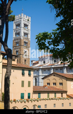 Clocher de la cathédrale, le Duomo, de St Martin à Lucca, Toscane, Italie, vu depuis les remparts de la ville Banque D'Images